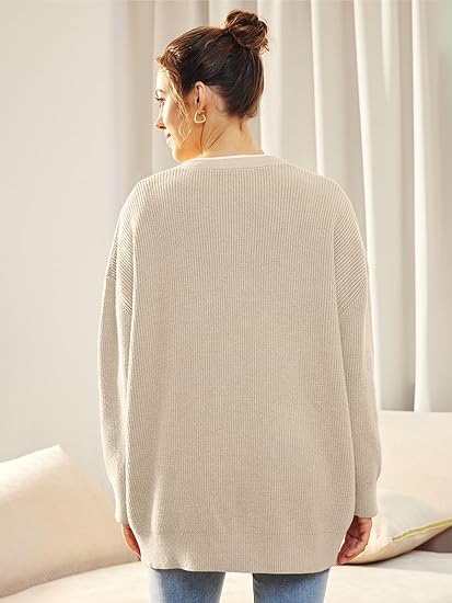 "Lichte V-hals cardigan, oversized en gebreid, vrouwelijk design met lange mouwen. Perfect voor casual en stijlvolle looks."
