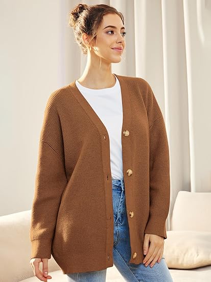 "Lichte V-hals cardigan, oversized en gebreid, vrouwelijk design met lange mouwen. Perfect voor casual en stijlvolle looks."