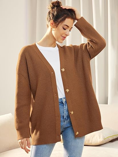 "Lichte V-hals cardigan, oversized en gebreid, vrouwelijk design met lange mouwen. Perfect voor casual en stijlvolle looks."
