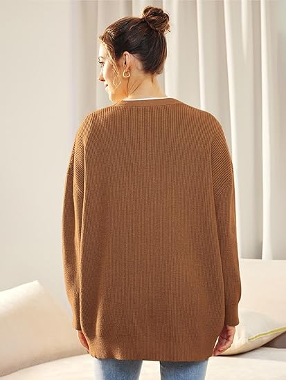"Lichte V-hals cardigan, oversized en gebreid, vrouwelijk design met lange mouwen. Perfect voor casual en stijlvolle looks."