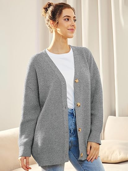 "Lichte V-hals cardigan, oversized en gebreid, vrouwelijk design met lange mouwen. Perfect voor casual en stijlvolle looks."