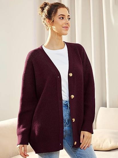 "Lichte V-hals cardigan, oversized en gebreid, vrouwelijk design met lange mouwen. Perfect voor casual en stijlvolle looks."