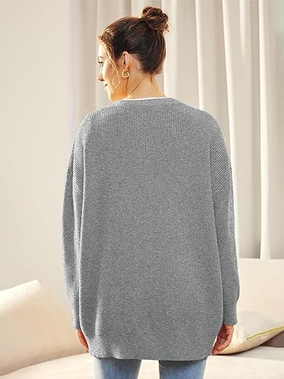 "Lichte V-hals cardigan, oversized en gebreid, vrouwelijk design met lange mouwen. Perfect voor casual en stijlvolle looks."