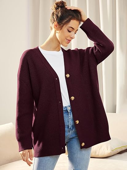 "Lichte V-hals cardigan, oversized en gebreid, vrouwelijk design met lange mouwen. Perfect voor casual en stijlvolle looks."