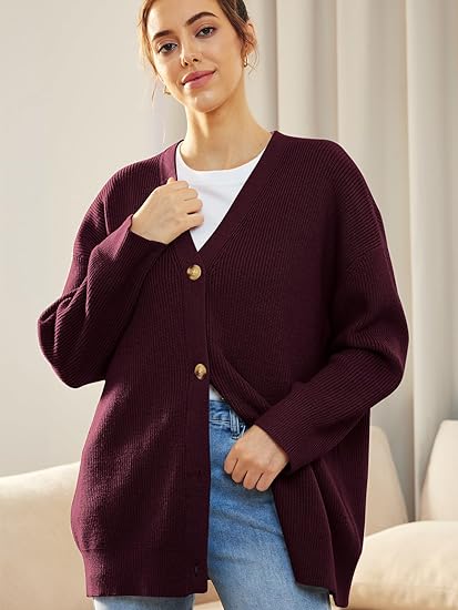 "Lichte V-hals cardigan, oversized en gebreid, vrouwelijk design met lange mouwen. Perfect voor casual en stijlvolle looks."