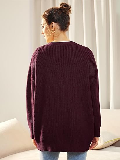 "Lichte V-hals cardigan, oversized en gebreid, vrouwelijk design met lange mouwen. Perfect voor casual en stijlvolle looks."