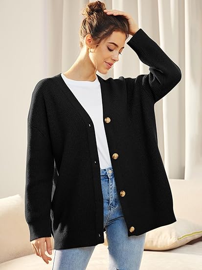 "Lichte V-hals cardigan, oversized en gebreid, vrouwelijk design met lange mouwen. Perfect voor casual en stijlvolle looks."