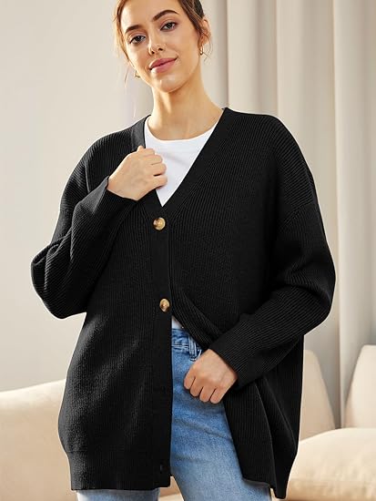 "Lichte V-hals cardigan, oversized en gebreid, vrouwelijk design met lange mouwen. Perfect voor casual en stijlvolle looks."