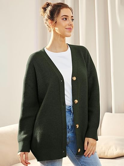 "Lichte V-hals cardigan, oversized en gebreid, vrouwelijk design met lange mouwen. Perfect voor casual en stijlvolle looks."