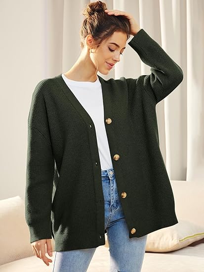 "Lichte V-hals cardigan, oversized en gebreid, vrouwelijk design met lange mouwen. Perfect voor casual en stijlvolle looks."