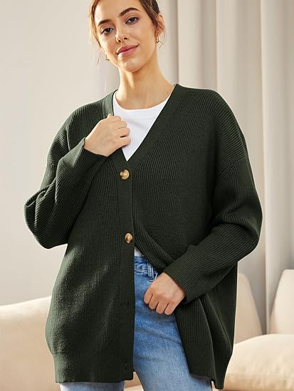 "Lichte V-hals cardigan, oversized en gebreid, vrouwelijk design met lange mouwen. Perfect voor casual en stijlvolle looks."