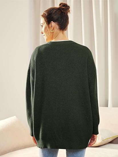"Lichte V-hals cardigan, oversized en gebreid, vrouwelijk design met lange mouwen. Perfect voor casual en stijlvolle looks."