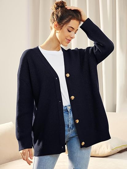 "Lichte V-hals cardigan, oversized en gebreid, vrouwelijk design met lange mouwen. Perfect voor casual en stijlvolle looks."