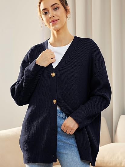 "Lichte V-hals cardigan, oversized en gebreid, vrouwelijk design met lange mouwen. Perfect voor casual en stijlvolle looks."