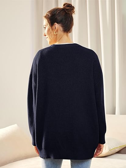 "Lichte V-hals cardigan, oversized en gebreid, vrouwelijk design met lange mouwen. Perfect voor casual en stijlvolle looks."