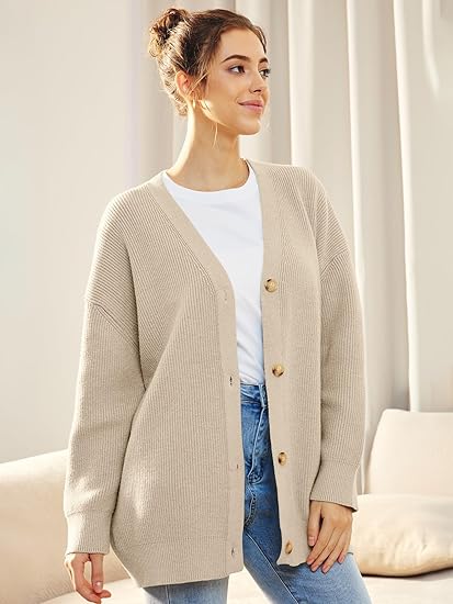 "Lichte V-hals cardigan, oversized en gebreid, vrouwelijk design met lange mouwen. Perfect voor casual en stijlvolle looks."