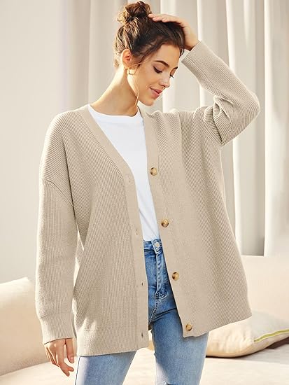 "Lichte V-hals cardigan, oversized en gebreid, vrouwelijk design met lange mouwen. Perfect voor casual en stijlvolle looks."