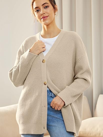 "Lichte V-hals cardigan, oversized en gebreid, vrouwelijk design met lange mouwen. Perfect voor casual en stijlvolle looks."