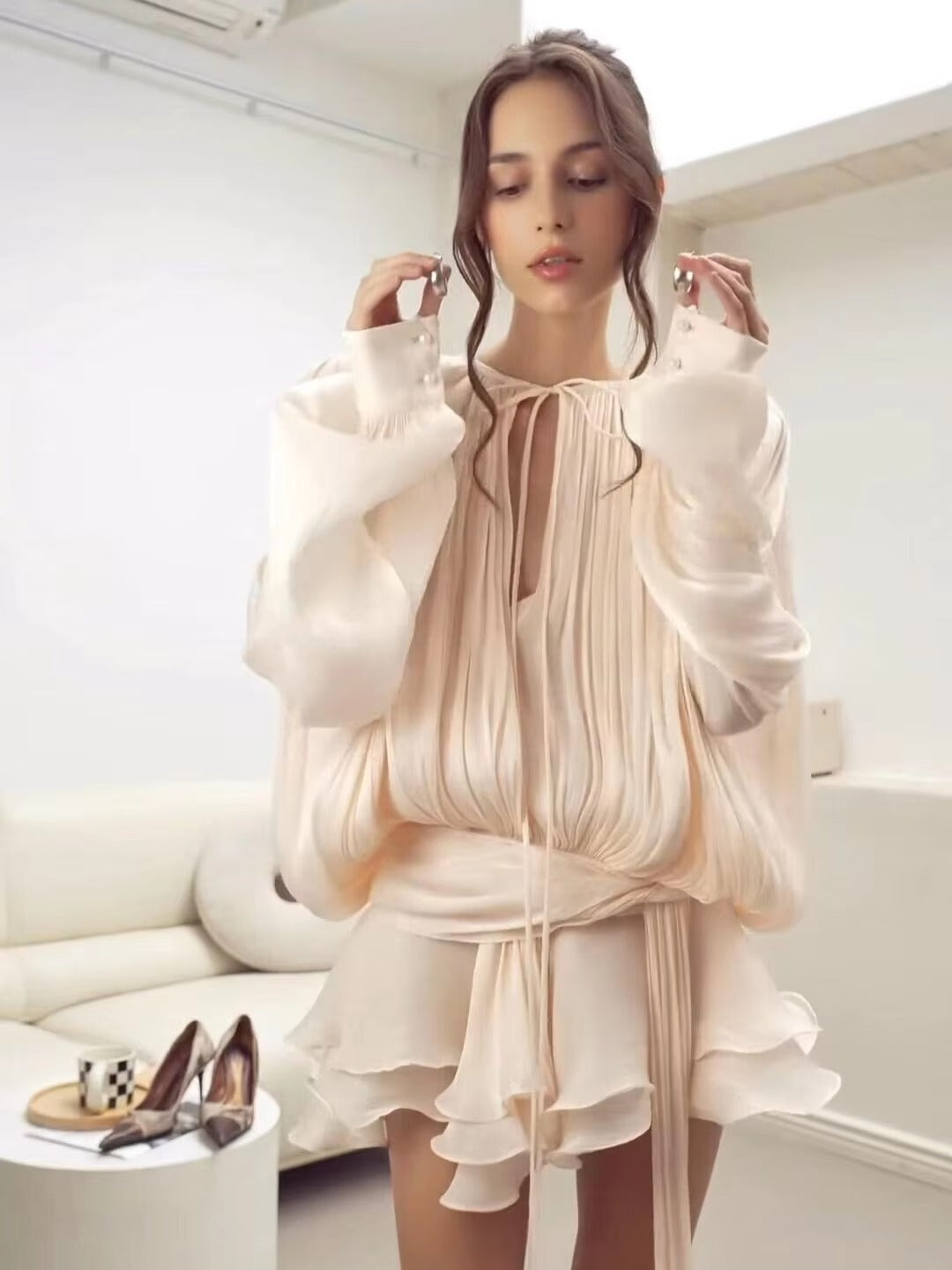 "Lichte zomerjurk met elegant design en luchtige stof, ideaal voor warme dagen en stijlvolle looks."