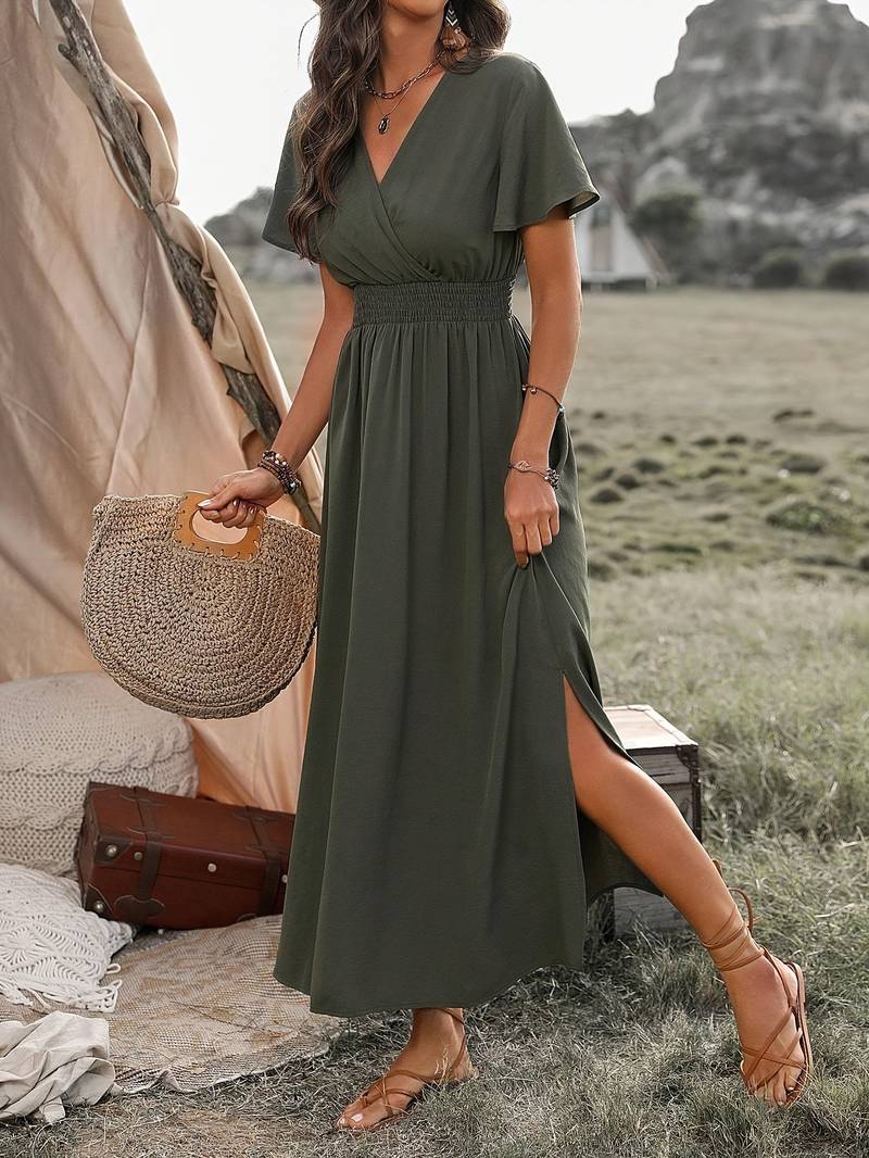 "Lichte zomerjurk met korte mouwen en wikkel-V-hals, luchtige stoffen ideaal voor warme dagen, elegante fladdermouwen."
