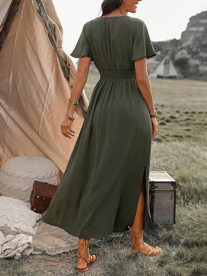 "Lichte zomerjurk met korte mouwen en wikkel-V-hals, luchtige stoffen ideaal voor warme dagen, elegante fladdermouwen."