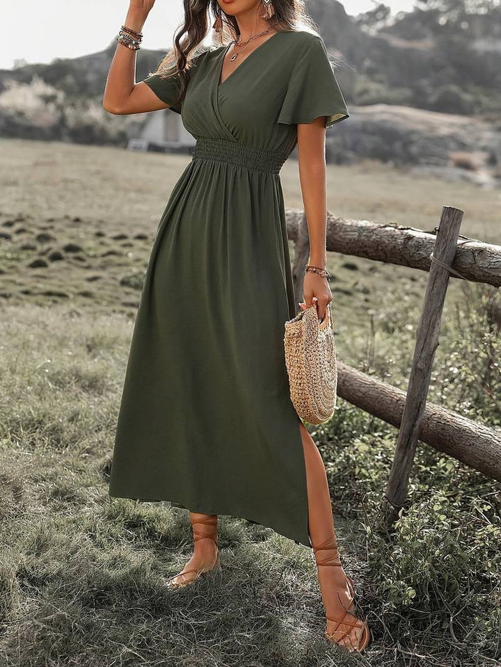 "Lichte zomerjurk met korte mouwen en wikkel-V-hals, luchtige stoffen ideaal voor warme dagen, elegante fladdermouwen."
