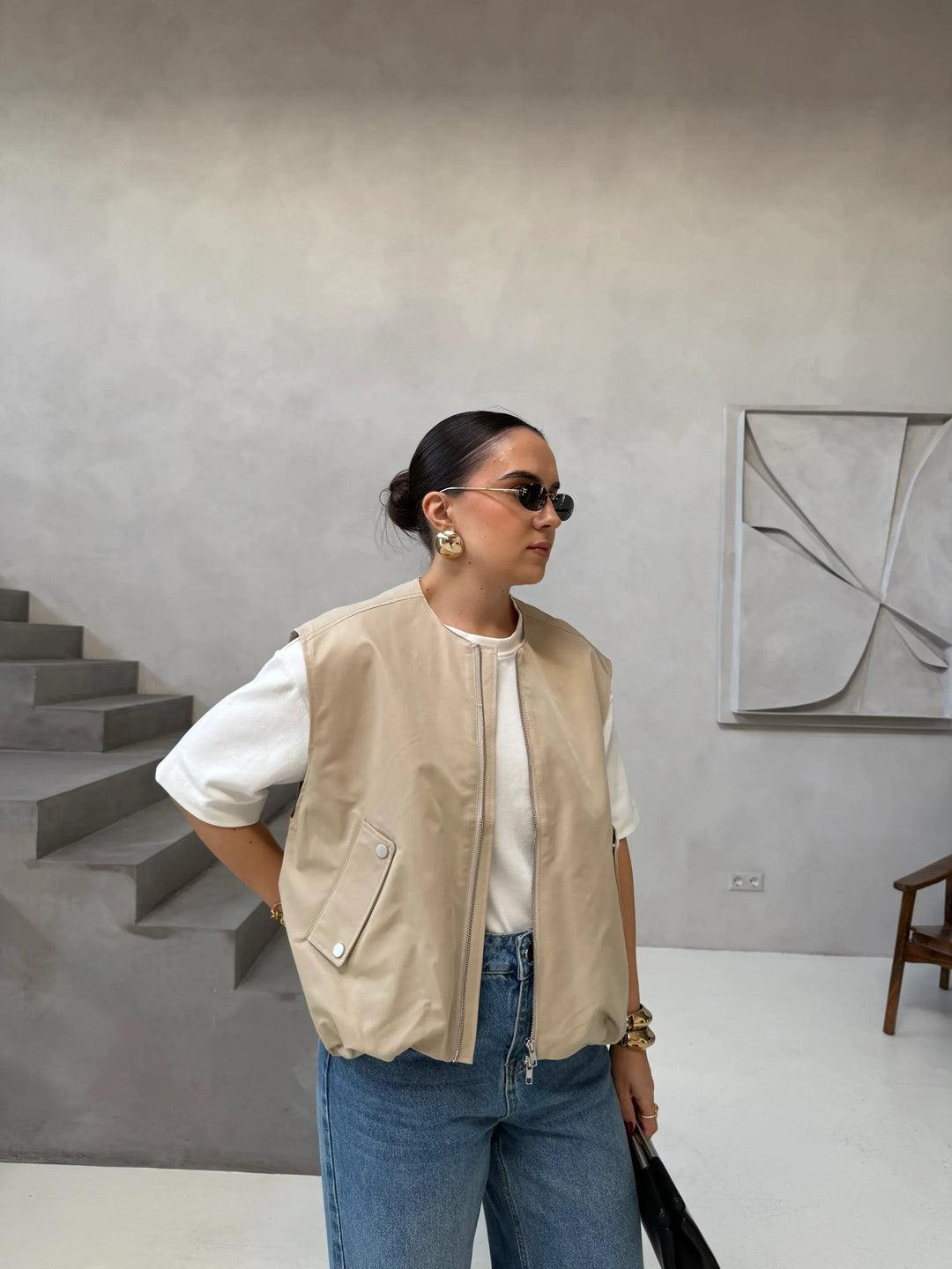 "Lichtgewicht beige mouwloos vest voor dames, met ritssluiting en klepzakken, perfect voor zowel sportieve als casual outfits