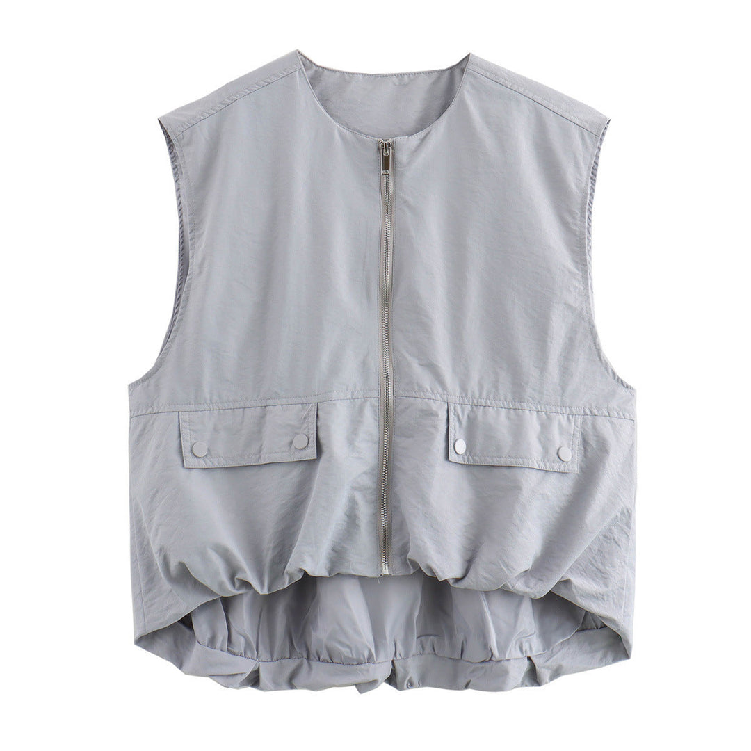 "Lichtgewicht beige mouwloos vest voor dames, met ritssluiting en klepzakken, perfect voor zowel sportieve als casual outfits