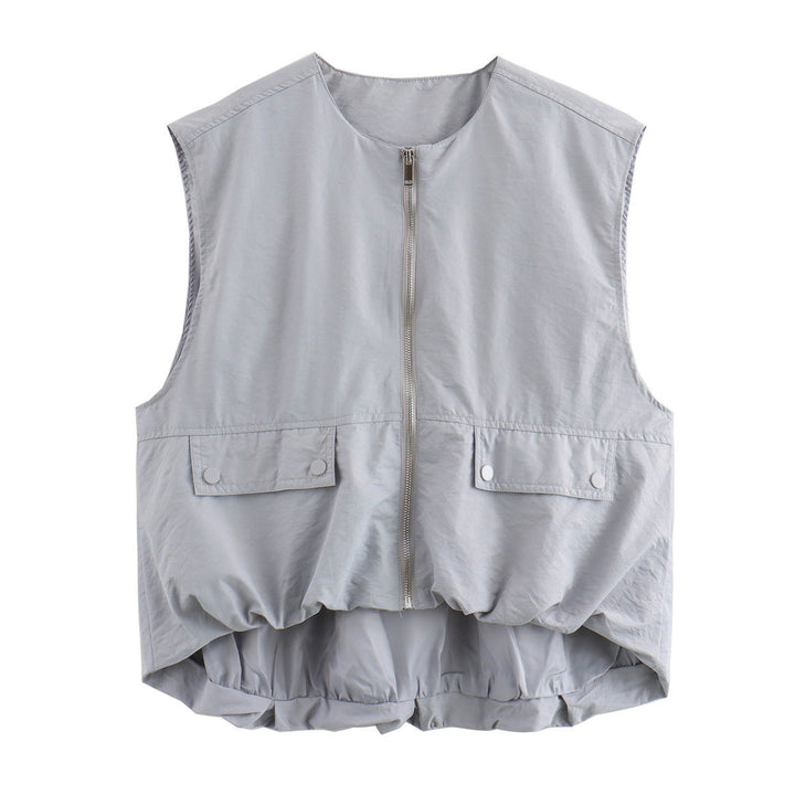 "Lichtgewicht beige mouwloos vest voor dames, met ritssluiting en klepzakken, perfect voor zowel sportieve als casual outfits