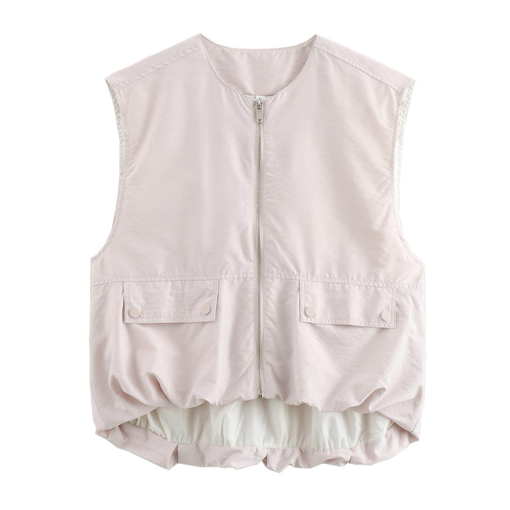 "Lichtgewicht beige mouwloos vest voor dames, met ritssluiting en klepzakken, perfect voor zowel sportieve als casual outfits