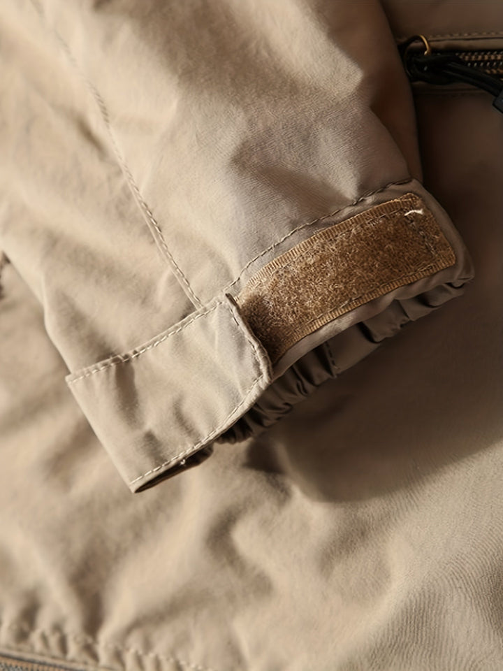 "Lichtgewicht casual herenjack, praktisch ontwerp met ritsvakken, waterafstotend en windwerend, stijlvol grijs."