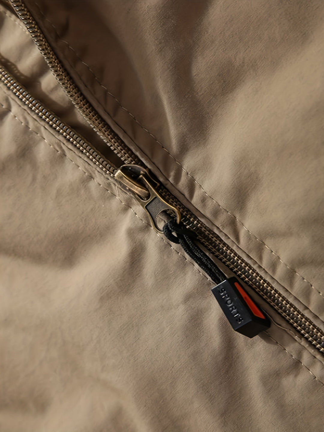 "Lichtgewicht casual herenjack, praktisch ontwerp met ritsvakken, waterafstotend en windwerend, stijlvol grijs."