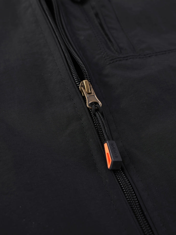 "Lichtgewicht casual herenjack, praktisch ontwerp met ritsvakken, waterafstotend en windwerend, stijlvol grijs."