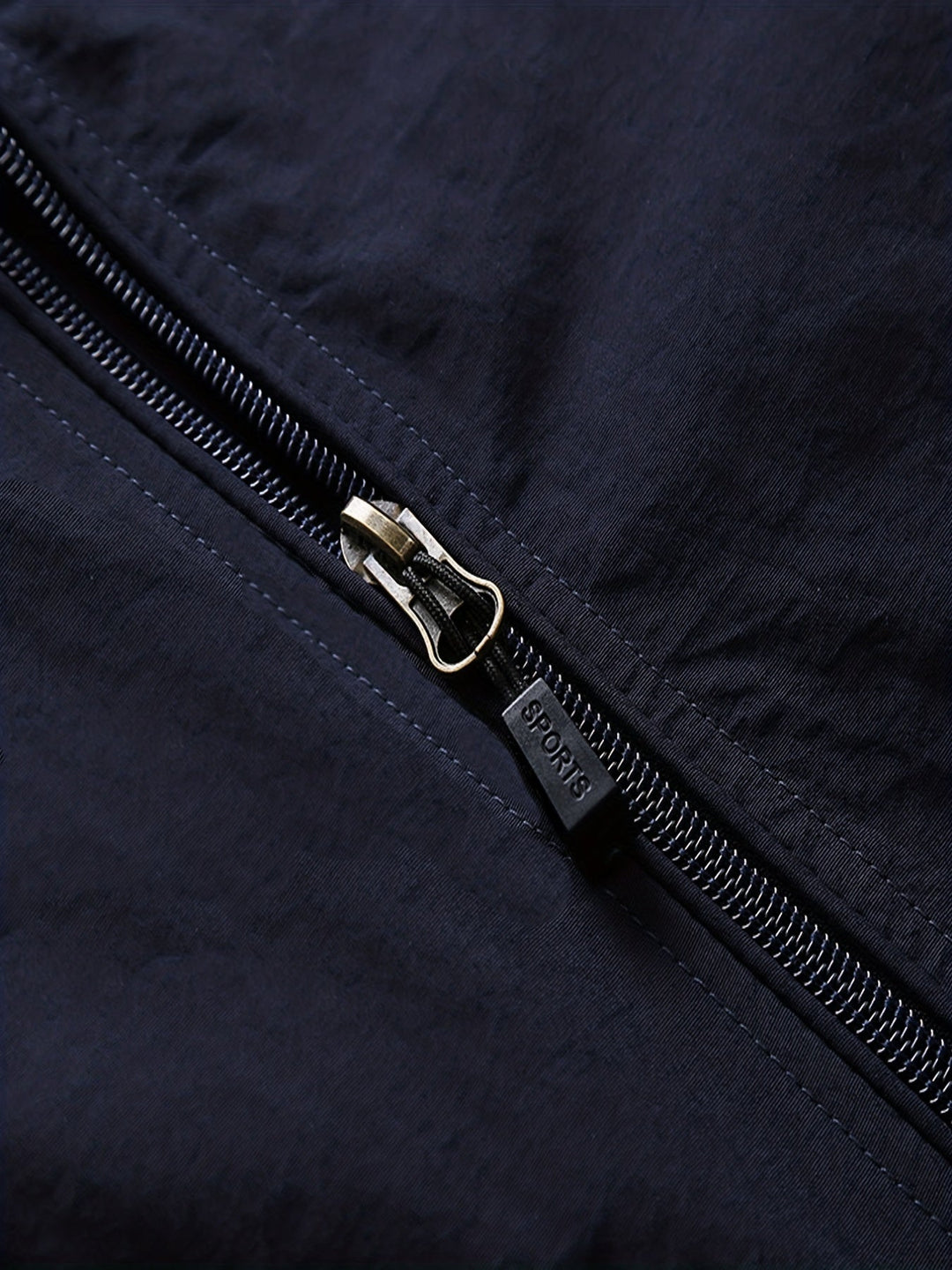 "Lichtgewicht casual herenjack, praktisch ontwerp met ritsvakken, waterafstotend en windwerend, stijlvol grijs."