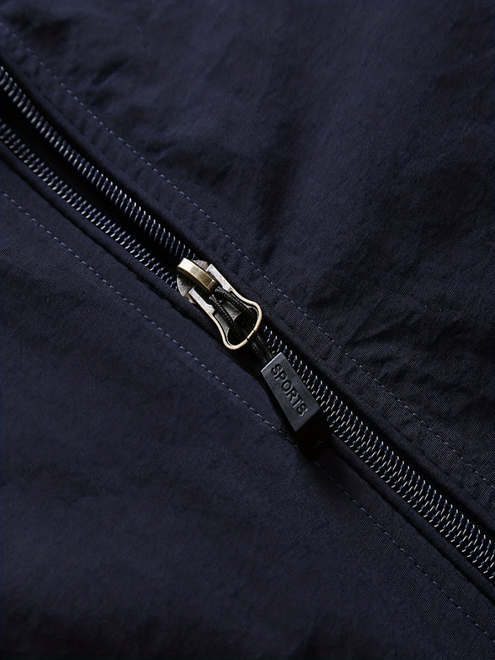 "Lichtgewicht casual herenjack, praktisch ontwerp met ritsvakken, waterafstotend en windwerend, stijlvol grijs."