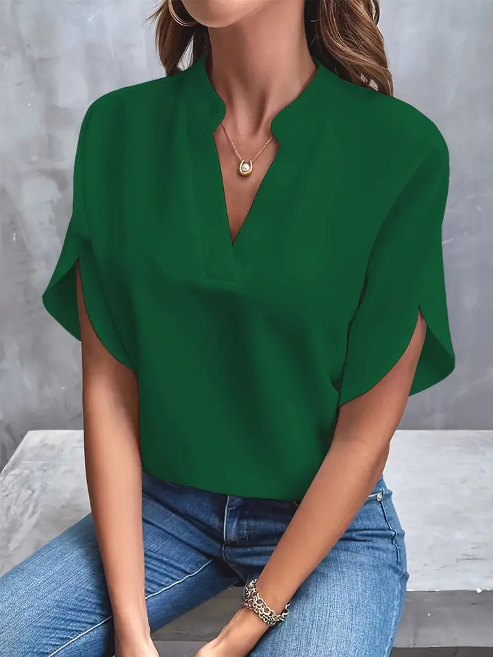"Lichtgewicht damesblouse met elegante afwerking, ademende stof, ideaal voor kantoor en casual uitjes."