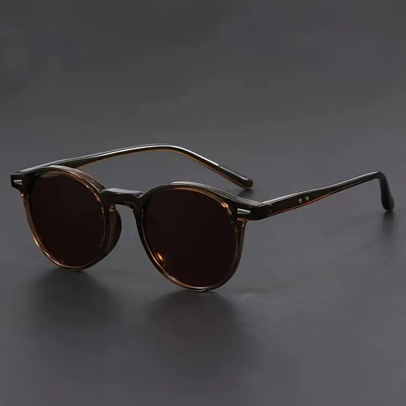 "Lichtgewicht heren zonnebril met retro ronde tortoiseshell frame, perfect voor stijlvol dagelijks gebruik en formele gelegen