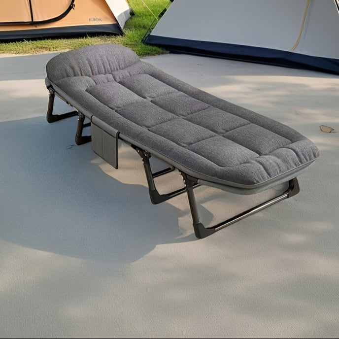"Lichtgewicht opvouwbaar campingbed van aluminium en RVS in de natuur, ideaal voor kamperen en hiking avonturen."