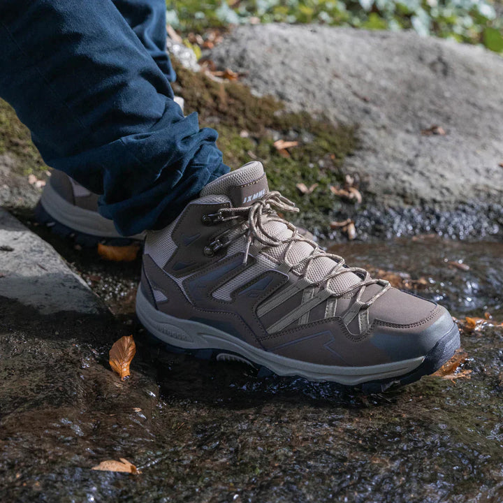 "Lichtgewicht wandelschoenen voor dames, stijlvol en robuust, geschikt voor avontuurlijke wandelingen in verschillende terrei