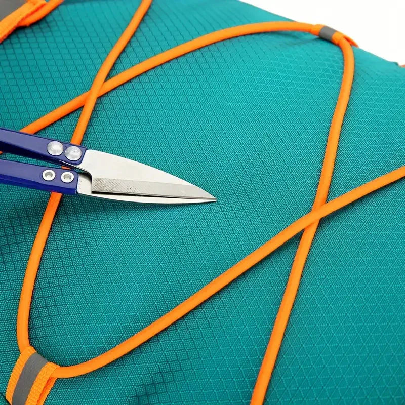 Lichtgewicht waterdichte fietsrugzak, gemaakt van duurzaam 100D nylon, met veiligheidsreflectoren en meerdere opbergvakken.