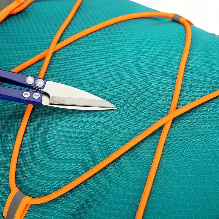 Lichtgewicht waterdichte fietsrugzak, gemaakt van duurzaam 100D nylon, met veiligheidsreflectoren en meerdere opbergvakken.