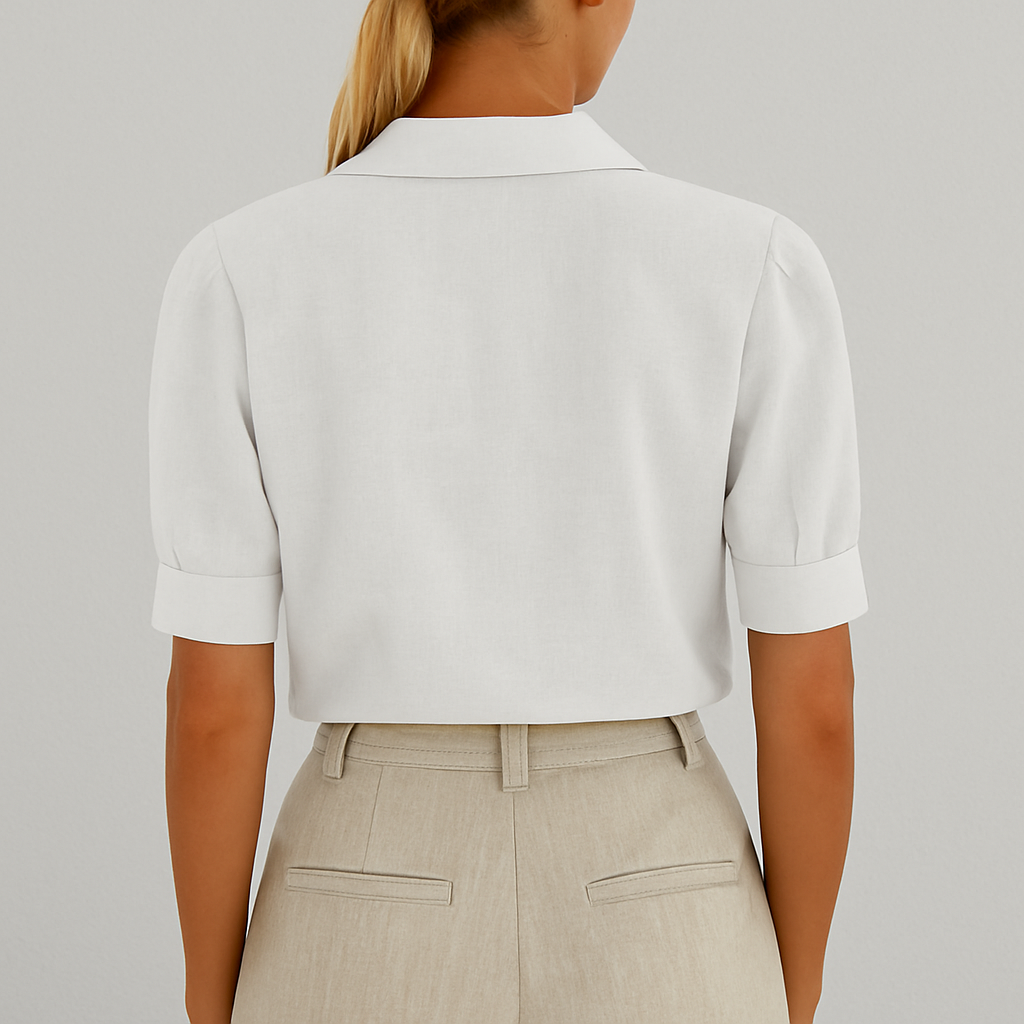 Linnen damesblouse, lang shirt met korte mouwen, gouden knopen en verfijnde kraag, in wit, elegant en luchtig design.