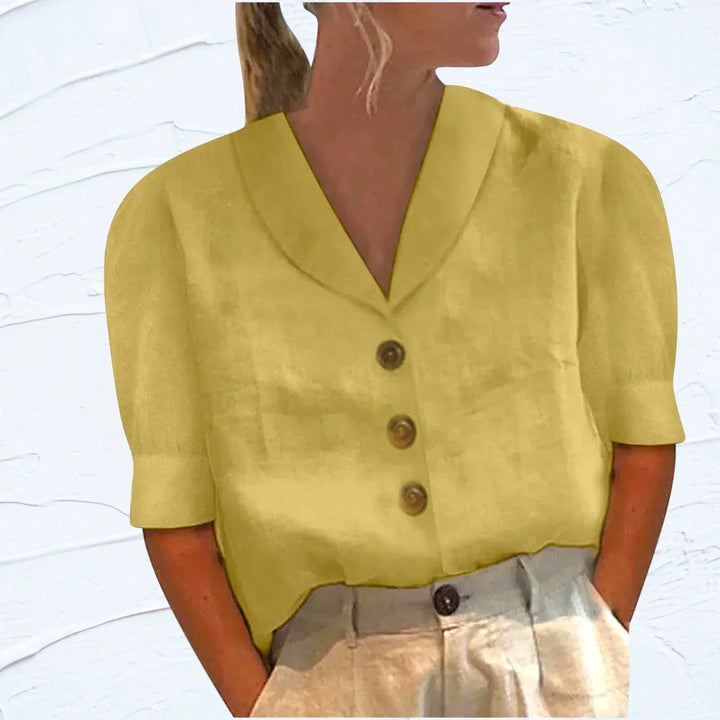 Linnen damesblouse, lang shirt met korte mouwen, gouden knopen en verfijnde kraag, in wit, elegant en luchtig design.