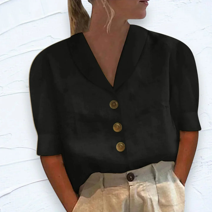 Linnen damesblouse, lang shirt met korte mouwen, gouden knopen en verfijnde kraag, in wit, elegant en luchtig design.