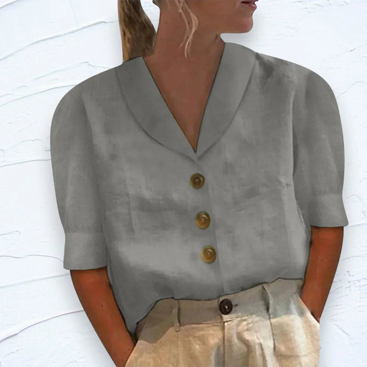 Linnen damesblouse, lang shirt met korte mouwen, gouden knopen en verfijnde kraag, in wit, elegant en luchtig design.