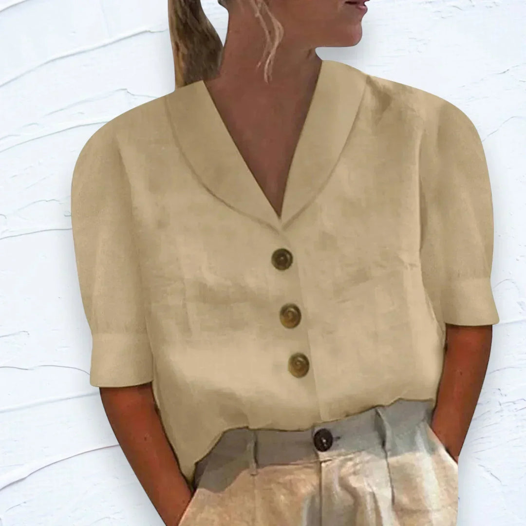 Linnen damesblouse, lang shirt met korte mouwen, gouden knopen en verfijnde kraag, in wit, elegant en luchtig design.