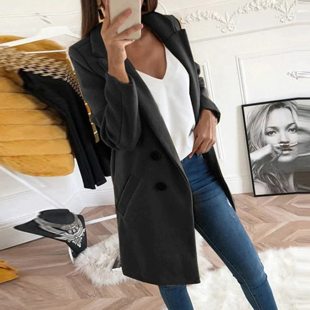 "Louise - Klassieke damesjas, oversized silhouet, dubbele knoopsluiting, elegante look, zacht en luxueus voor comfort."