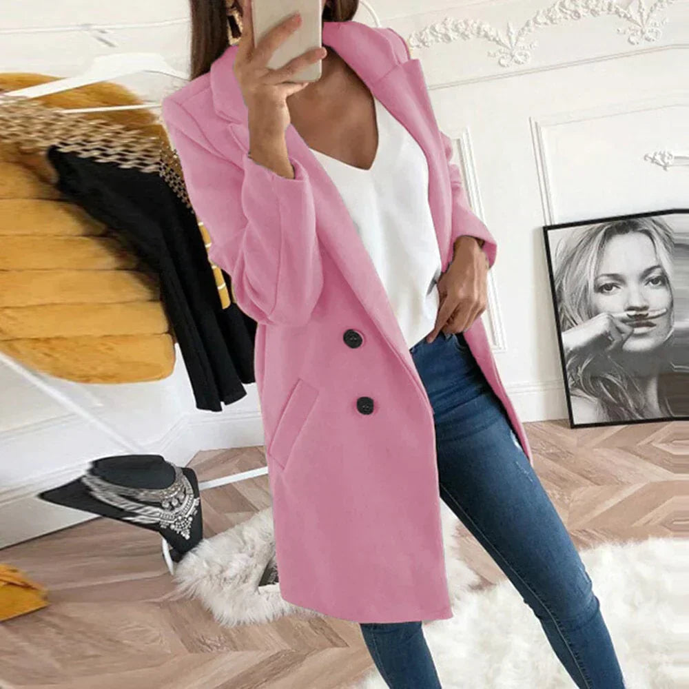 "Louise - Klassieke damesjas, oversized silhouet, dubbele knoopsluiting, elegante look, zacht en luxueus voor comfort."
