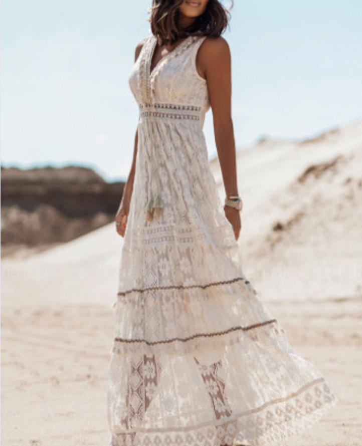 "Luchtige boho jurk met vloeiende lijnen, perfect voor zomerse dagen. Elegante look in lichte pastelkleur."