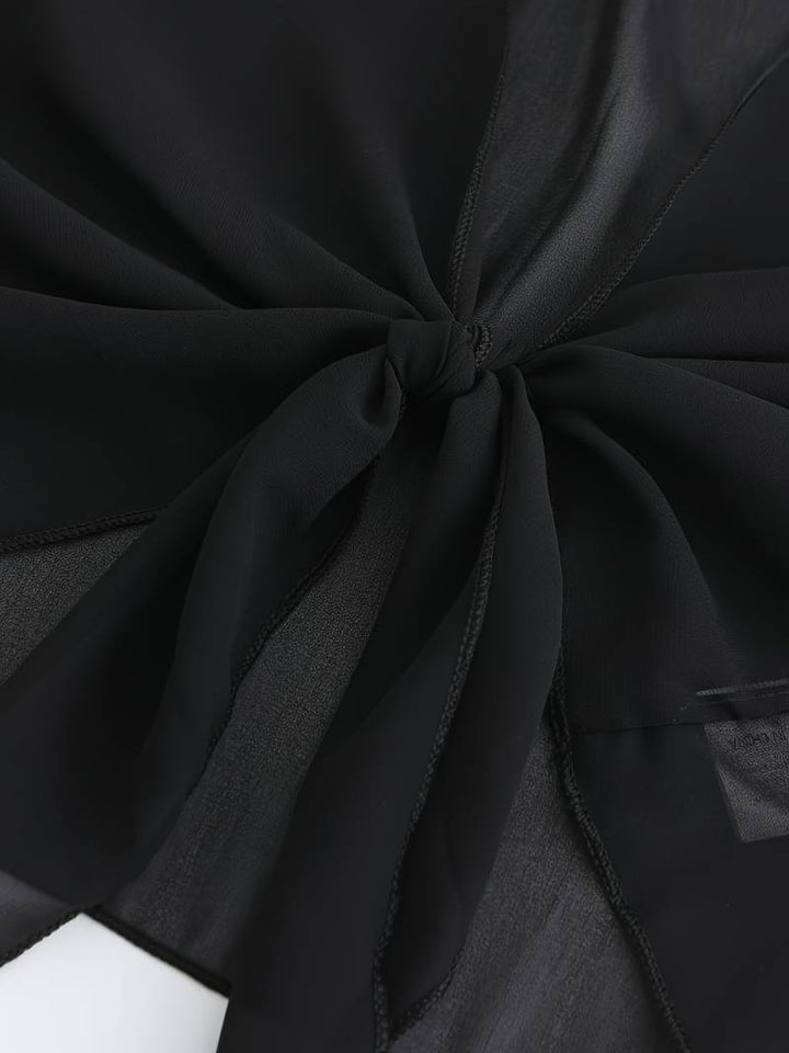 "Luchtige chiffon bolero met striksluiting en korte mouwen, elegant over zomeroutfits. Ideaal voor warme dagen en koele avond